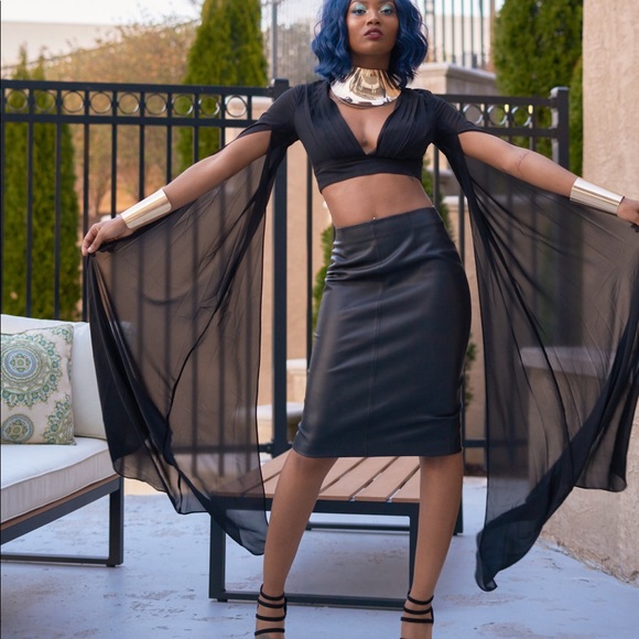 Long sleeve chiffon top, necklace, and bracelets - Picture 4 of 4